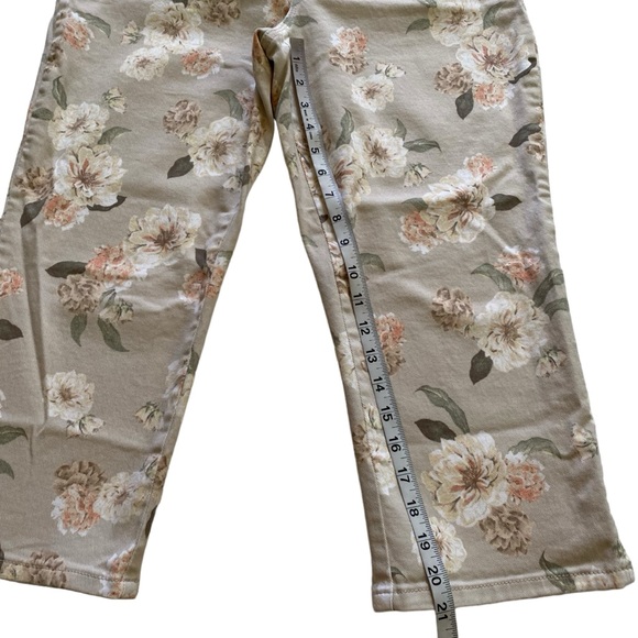 🚫SOLD🚫NWT Gloria Vanderbilt Amanda Floral Capri Pants Women’s Size 10 Stretch - Picture 10 of 13